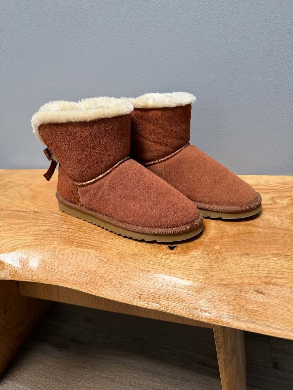 Ugg Mini Bailey Bow Boots Size 9 Chestnut Brown Suede Shearling